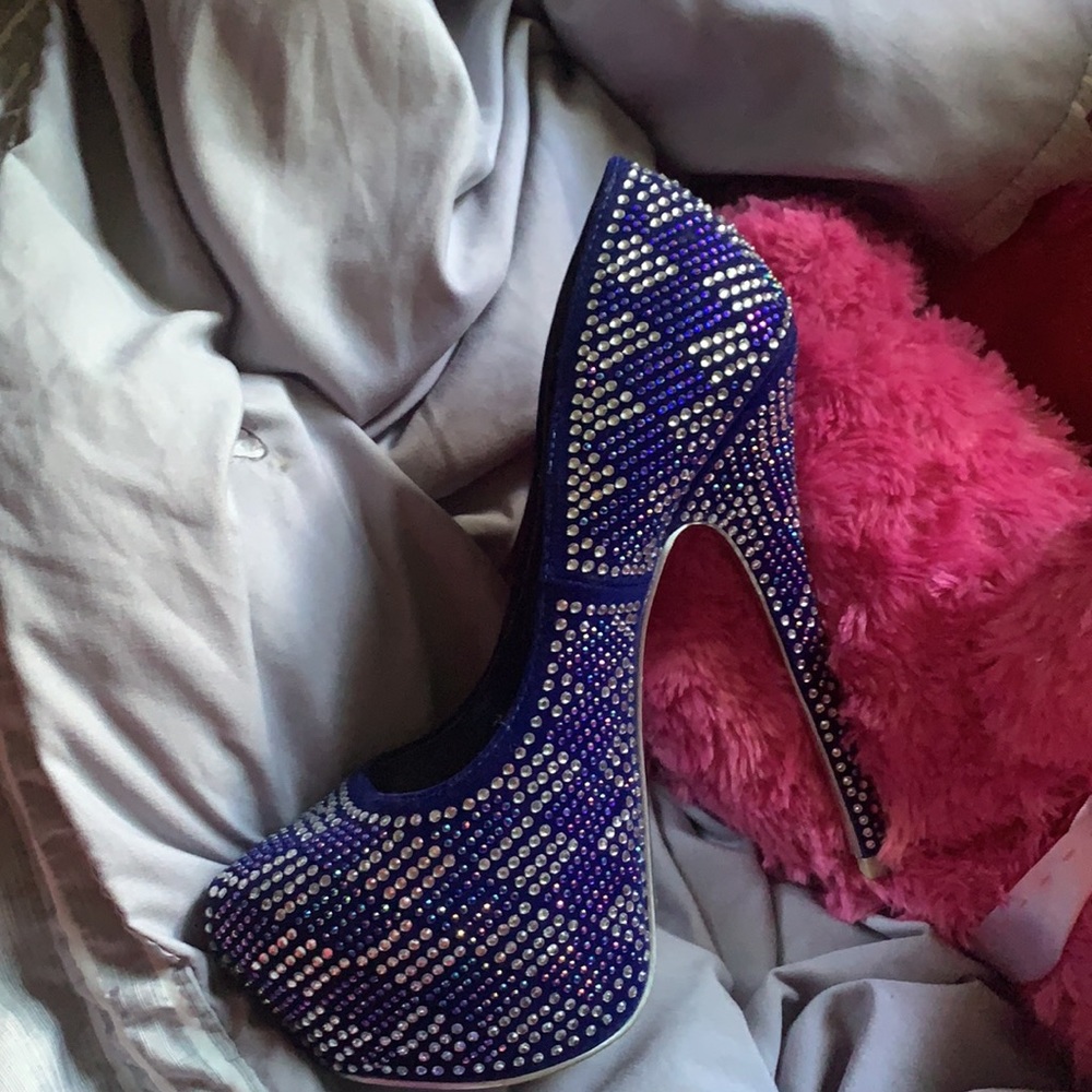 Heels - Picture 2 of 2